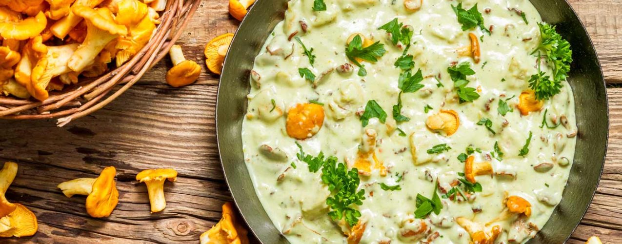 fresh-mushrooms-cooked-in-a-pan-with-cream-2023-11-27-05-03-38-utc